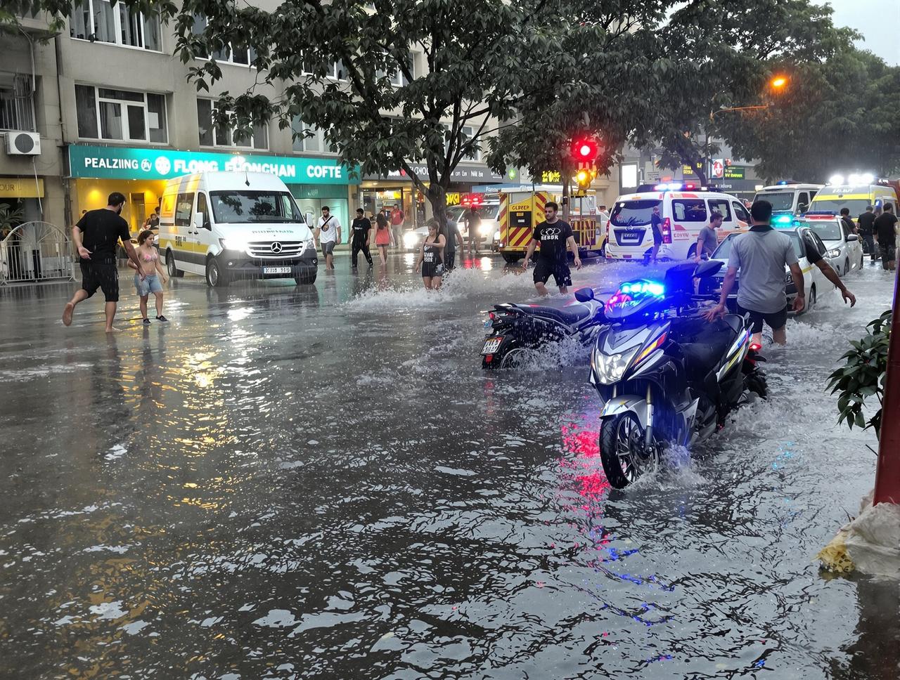 吃瓜 - 某城市突发暴雨引发内涝，多路段交通瘫痪